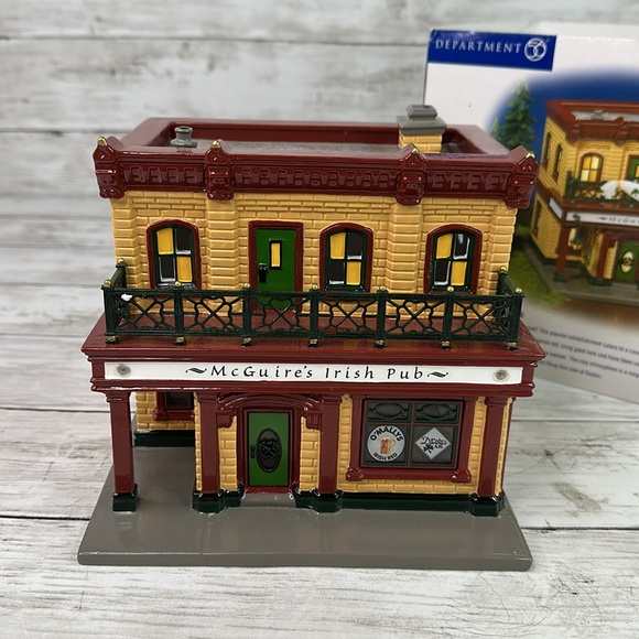Department 56 McGuire's Irish Pub Happy St. Patrick's Day #55066 (2001) READ - Picture 1 of 10